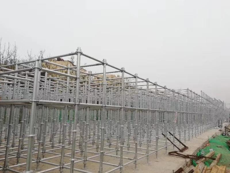 搭建腳手架橫向掃地桿與縱向掃地桿時(shí)，怎么設(shè)置好？ (圖1)